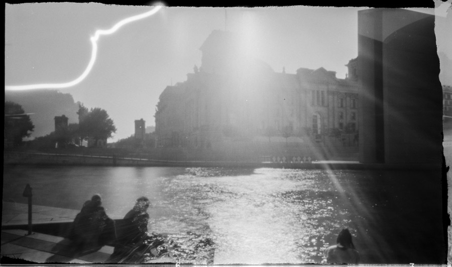 Bild mit der Lochkamera vom Reichstag in Berlin Bild mit der Lochkamera vom Reichstag in Berlin